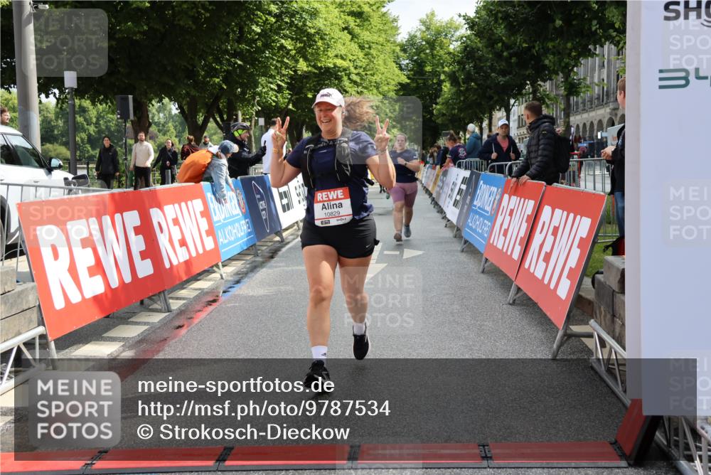 14.06.2026 - REWE Women's Run Strokosch-Dieckow http://msf.ph/oto/9787534 14.06.2026 10:17:14 Ziel 10035, 10216, 10829, 11299 meine-sportfotos.de