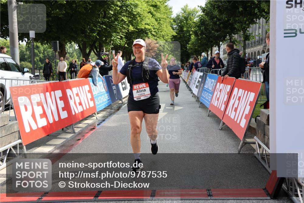 14.06.2026 - REWE Women's Run Strokosch-Dieckow http://msf.ph/oto/9787535 14.06.2026 10:17:14 Ziel 10035, 10216, 10829, 11299 meine-sportfotos.de