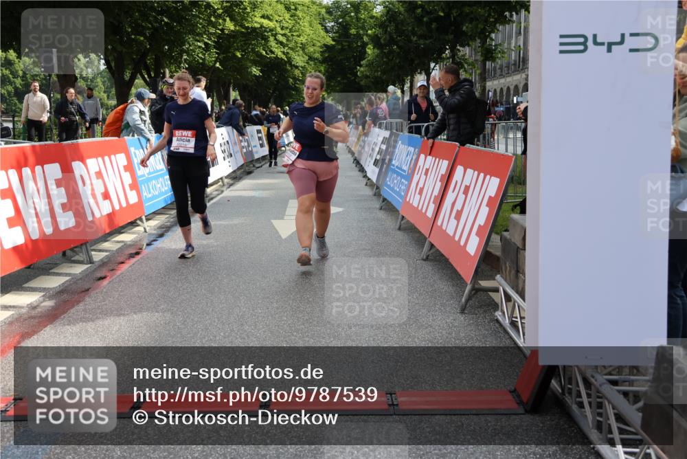 14.06.2026 - REWE Women's Run Strokosch-Dieckow http://msf.ph/oto/9787539 14.06.2026 10:17:16 Ziel 10035, 10216, 10829, 10957, 11299 meine-sportfotos.de