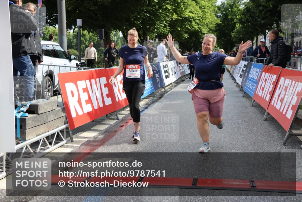 14.06.2026 - REWE Women's Run Strokosch-Dieckow http://msf.ph/oto/9787541 14.06.2026 10:17:17 Ziel 10035, 10216, 10829, 10957, 11000, 11299 meine-sportfotos.de