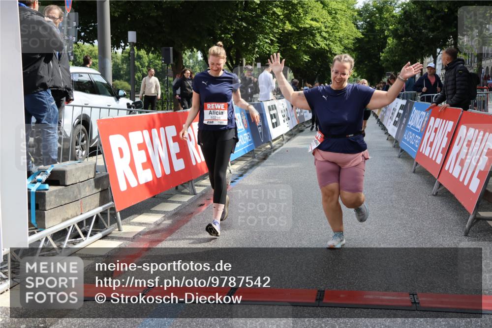 14.06.2026 - REWE Women's Run Strokosch-Dieckow http://msf.ph/oto/9787542 14.06.2026 10:17:17 Ziel 10035, 10216, 10829, 10957, 11000, 11299 meine-sportfotos.de