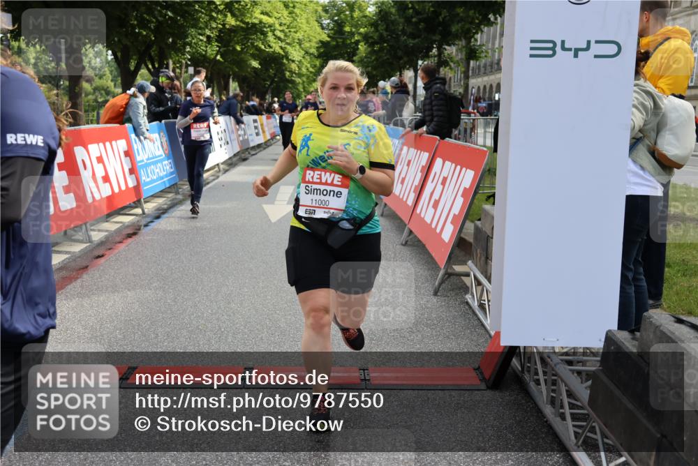 14.06.2026 - REWE Women's Run Strokosch-Dieckow http://msf.ph/oto/9787550 14.06.2026 10:17:21 Ziel 10035, 10216, 10829, 10957, 11000, 11226 meine-sportfotos.de