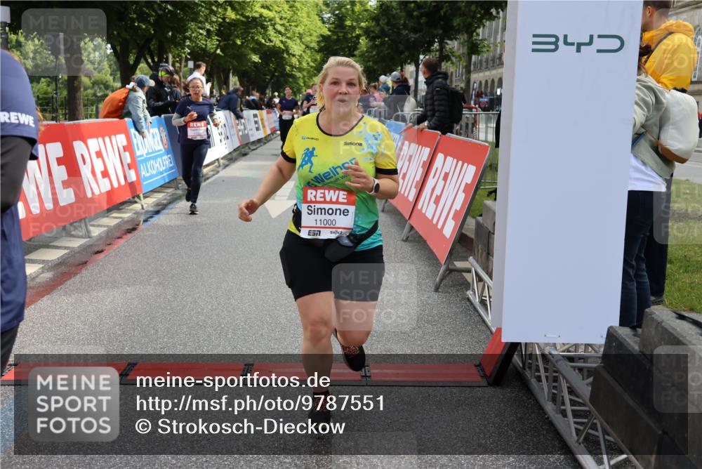 14.06.2026 - REWE Women's Run Strokosch-Dieckow http://msf.ph/oto/9787551 14.06.2026 10:17:21 Ziel 10035, 10216, 10829, 10957, 11000, 11226 meine-sportfotos.de