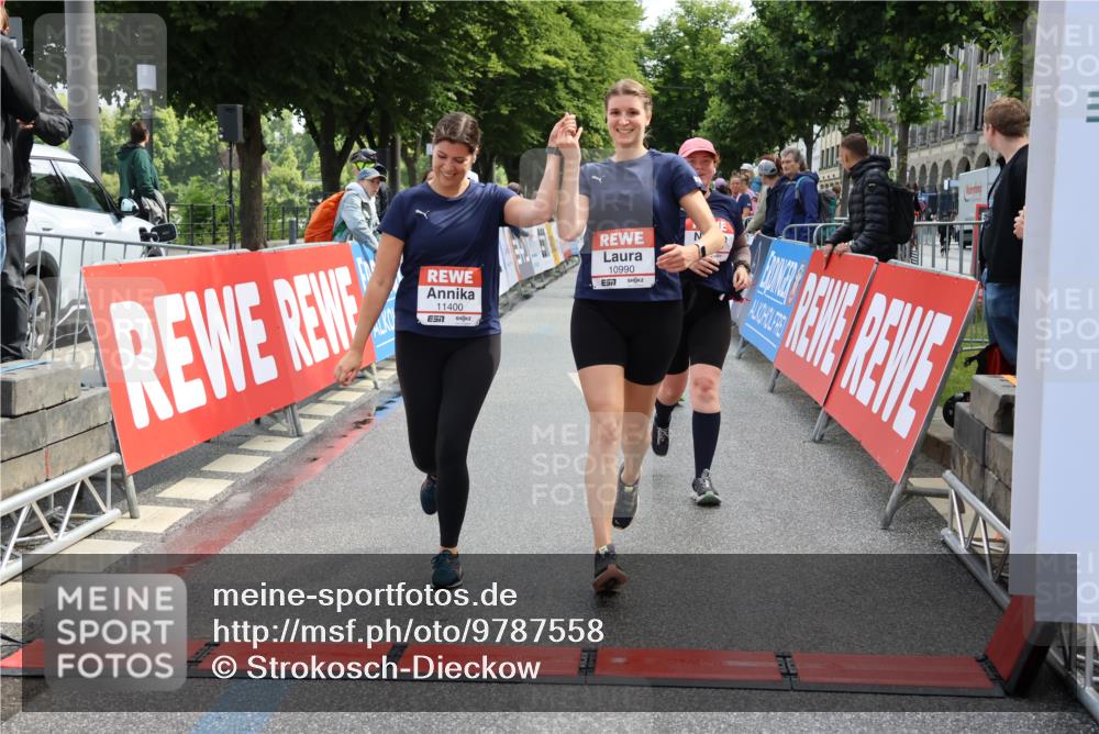 14.06.2026 - REWE Women's Run Strokosch-Dieckow http://msf.ph/oto/9787558 14.06.2026 10:17:28 Ziel 10863, 10957, 10990, 11000, 11088, 11226, 11400 meine-sportfotos.de