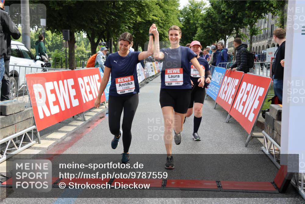 14.06.2026 - REWE Women's Run Strokosch-Dieckow http://msf.ph/oto/9787559 14.06.2026 10:17:28 Ziel 10863, 10957, 10990, 11000, 11088, 11226, 11400 meine-sportfotos.de