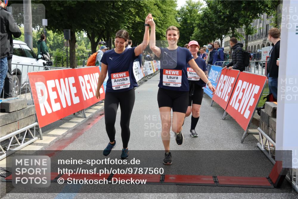 14.06.2026 - REWE Women's Run Strokosch-Dieckow http://msf.ph/oto/9787560 14.06.2026 10:17:28 Ziel 10863, 10957, 10990, 11000, 11088, 11226, 11400 meine-sportfotos.de