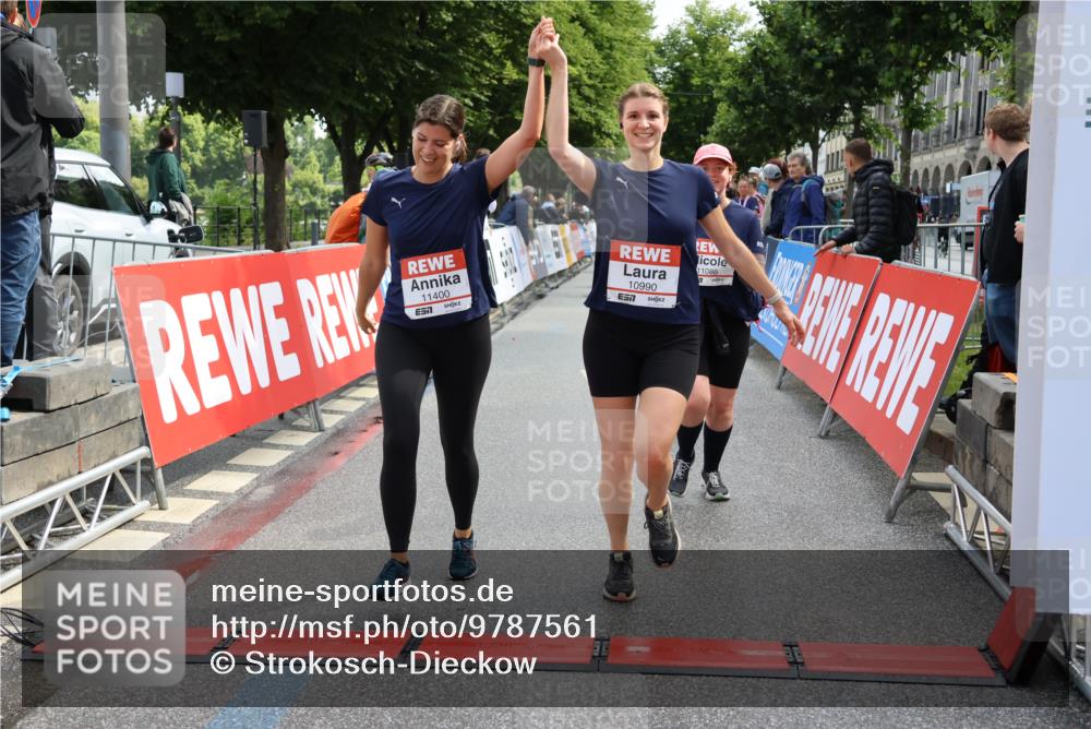 14.06.2026 - REWE Women's Run Strokosch-Dieckow http://msf.ph/oto/9787561 14.06.2026 10:17:28 Ziel 10863, 10957, 10990, 11000, 11088, 11226, 11400 meine-sportfotos.de