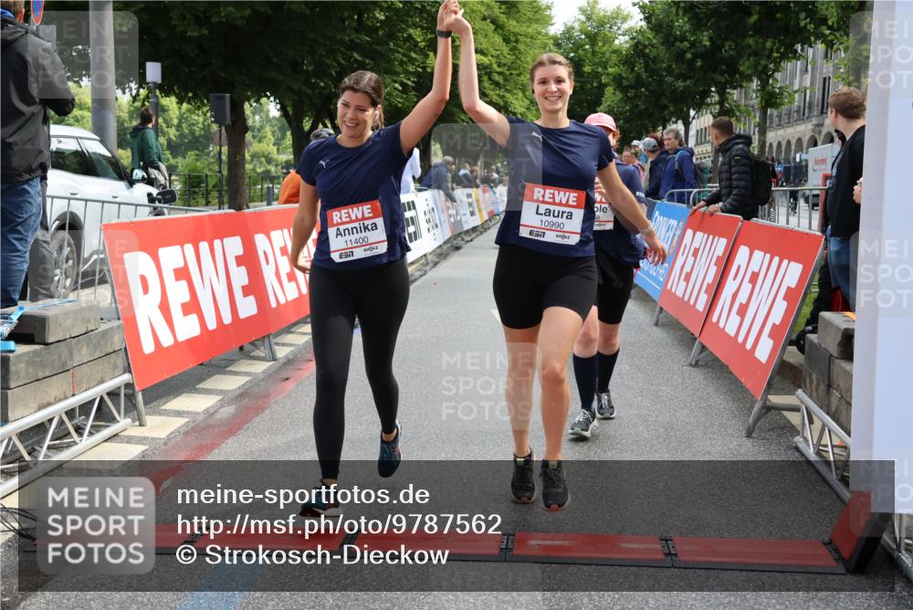 14.06.2026 - REWE Women's Run Strokosch-Dieckow http://msf.ph/oto/9787562 14.06.2026 10:17:28 Ziel 10863, 10957, 10990, 11000, 11088, 11226, 11400 meine-sportfotos.de