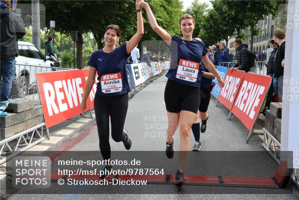 14.06.2026 - REWE Women's Run Strokosch-Dieckow http://msf.ph/oto/9787564 14.06.2026 10:17:28 Ziel 10863, 10957, 10990, 11000, 11088, 11226, 11400 meine-sportfotos.de