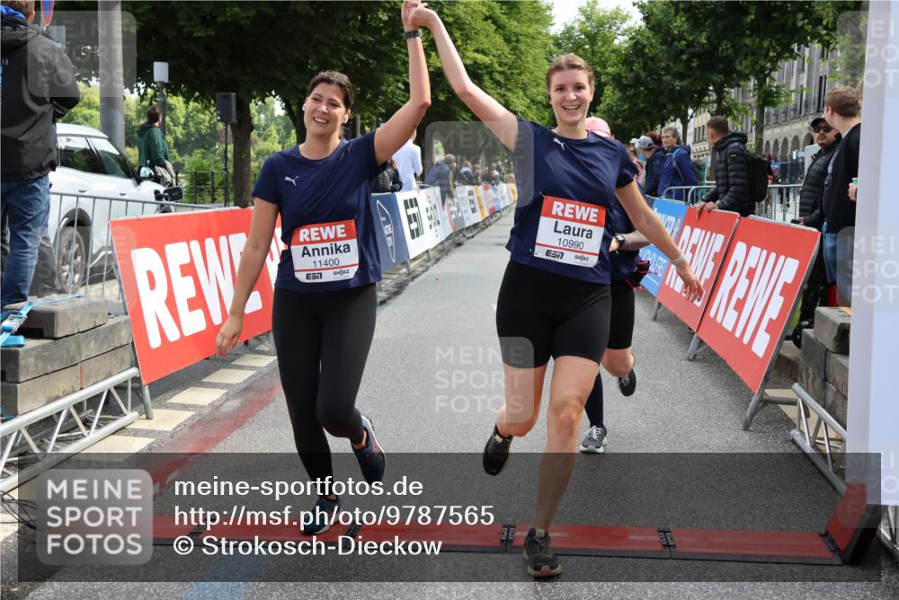 14.06.2026 - REWE Women's Run Strokosch-Dieckow http://msf.ph/oto/9787565 14.06.2026 10:17:28 Ziel 10863, 10957, 10990, 11000, 11088, 11226, 11400 meine-sportfotos.de