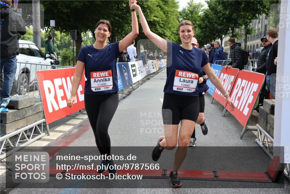 14.06.2026 - REWE Women's Run Strokosch-Dieckow http://msf.ph/oto/9787566 14.06.2026 10:17:28 Ziel 10863, 10957, 10990, 11000, 11088, 11226, 11400 meine-sportfotos.de
