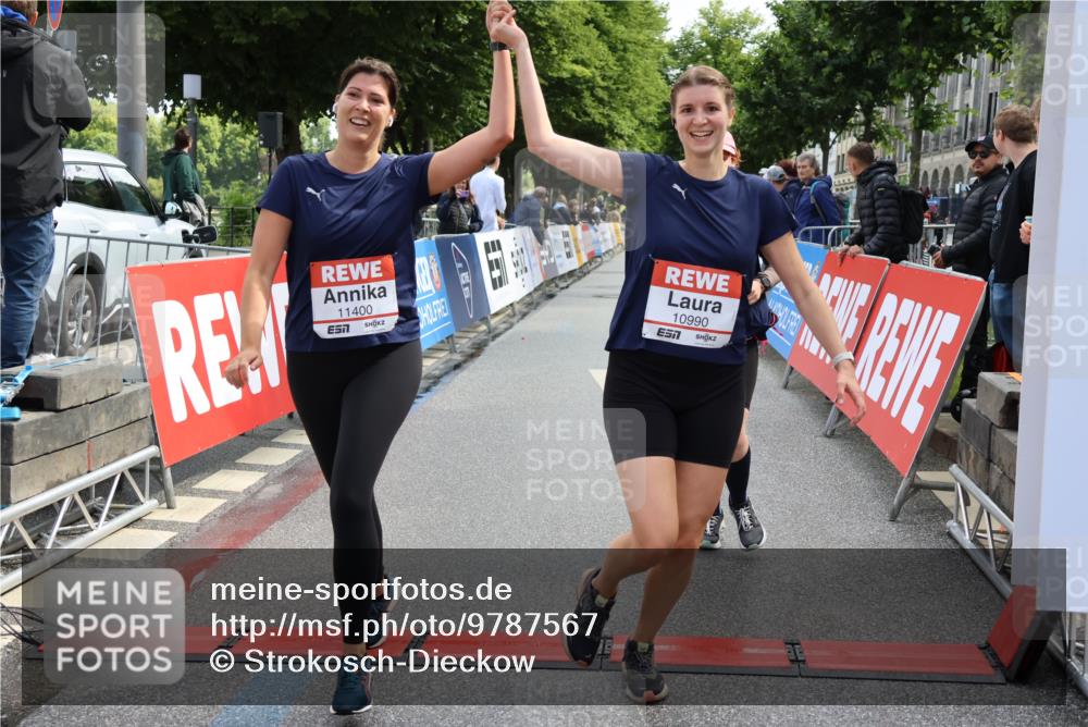 14.06.2026 - REWE Women's Run Strokosch-Dieckow http://msf.ph/oto/9787567 14.06.2026 10:17:28 Ziel 10863, 10957, 10990, 11000, 11088, 11226, 11400 meine-sportfotos.de