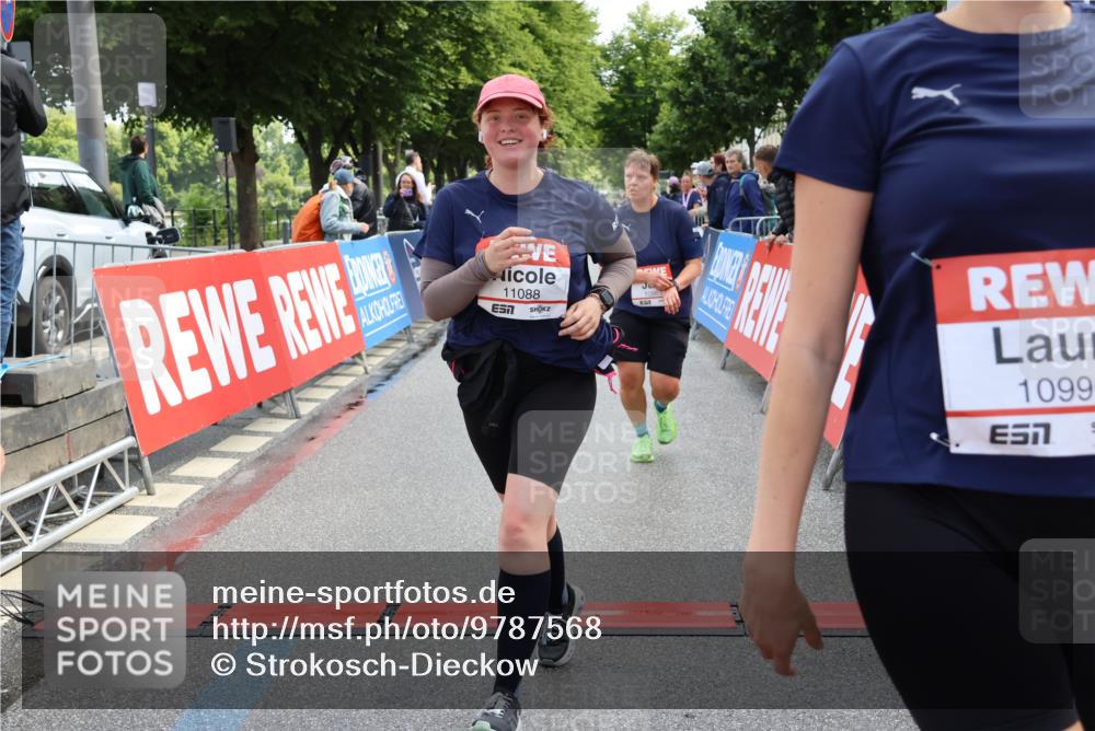 14.06.2026 - REWE Women's Run Strokosch-Dieckow http://msf.ph/oto/9787568 14.06.2026 10:17:29 Ziel 10863, 10990, 11000, 11088, 11226, 11400 meine-sportfotos.de