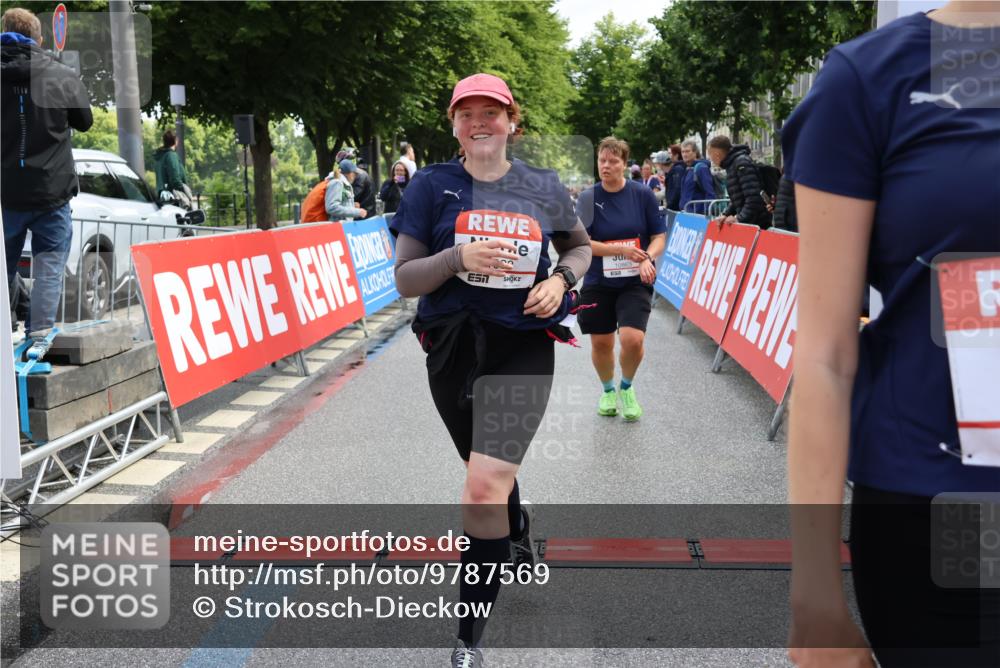 14.06.2026 - REWE Women's Run Strokosch-Dieckow http://msf.ph/oto/9787569 14.06.2026 10:17:29 Ziel 10863, 10990, 11000, 11088, 11226, 11400 meine-sportfotos.de