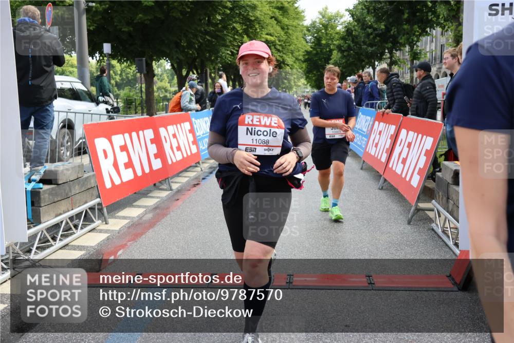 14.06.2026 - REWE Women's Run Strokosch-Dieckow http://msf.ph/oto/9787570 14.06.2026 10:17:29 Ziel 10863, 10990, 11000, 11088, 11226, 11400 meine-sportfotos.de