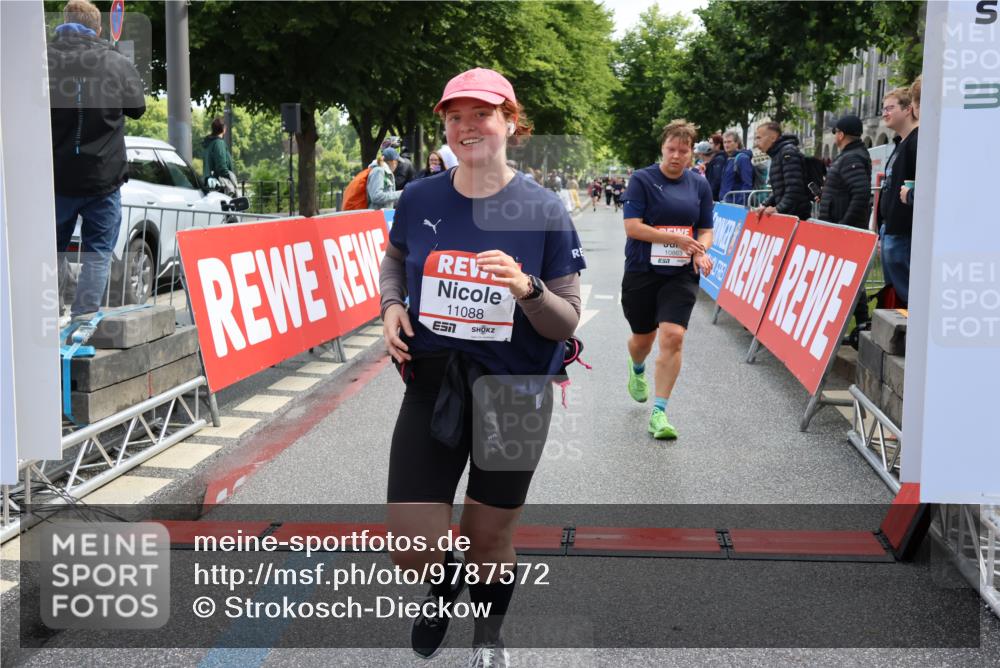 14.06.2026 - REWE Women's Run Strokosch-Dieckow http://msf.ph/oto/9787572 14.06.2026 10:17:30 Ziel 10863, 10990, 11088, 11226, 11400 meine-sportfotos.de