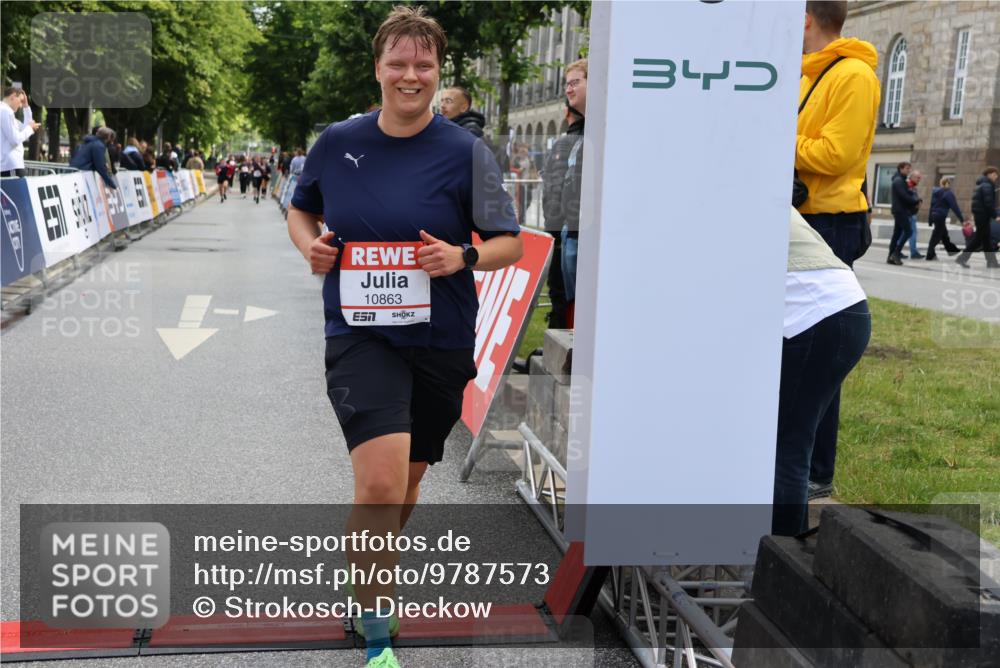 14.06.2026 - REWE Women's Run Strokosch-Dieckow http://msf.ph/oto/9787573 14.06.2026 10:17:31 Ziel 10863, 10990, 11088, 11226, 11400 meine-sportfotos.de