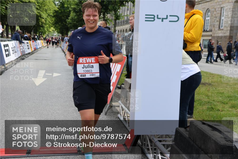14.06.2026 - REWE Women's Run Strokosch-Dieckow http://msf.ph/oto/9787574 14.06.2026 10:17:31 Ziel 10863, 10990, 11088, 11226, 11400 meine-sportfotos.de