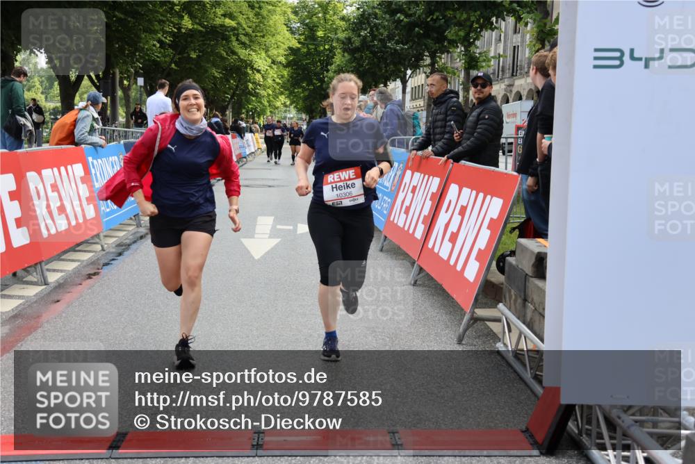 14.06.2026 - REWE Women's Run Strokosch-Dieckow http://msf.ph/oto/9787585 14.06.2026 10:17:42 Ziel 10270 meine-sportfotos.de