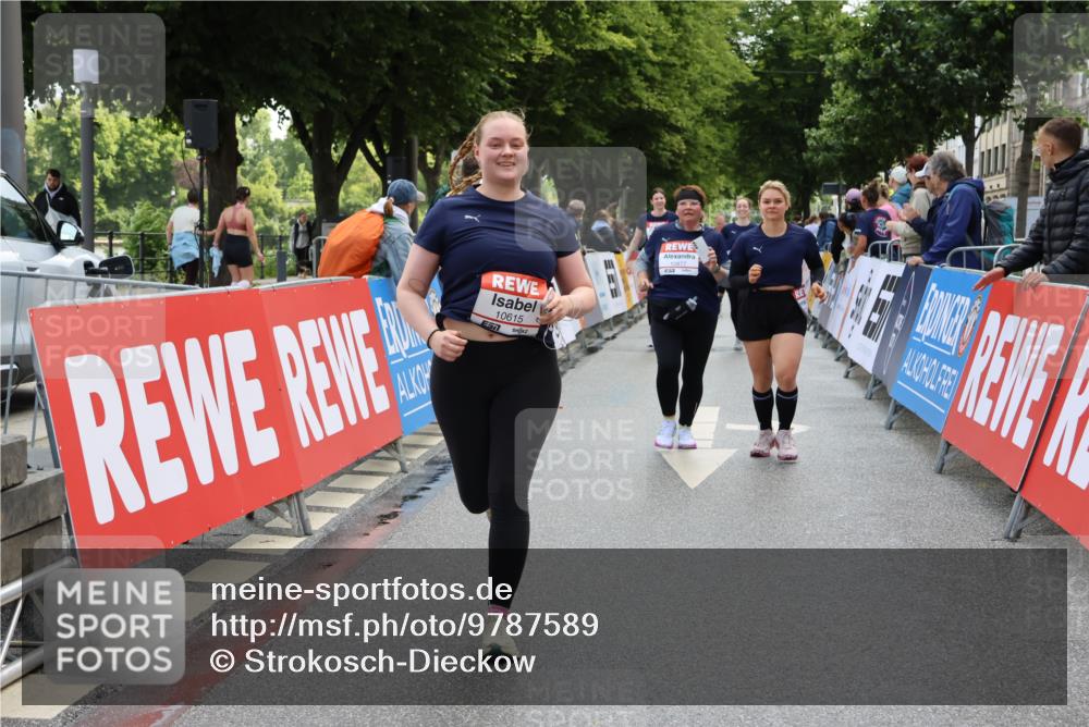 14.06.2026 - REWE Women's Run Strokosch-Dieckow http://msf.ph/oto/9787589 14.06.2026 10:17:54 Ziel 10316, 10615, 10877 meine-sportfotos.de