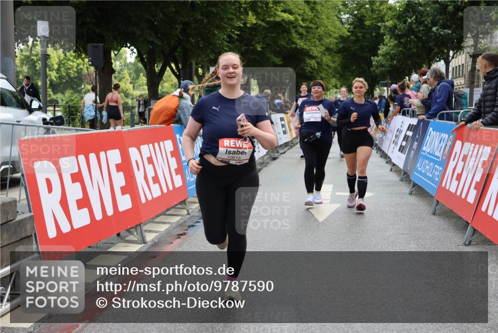 14.06.2026 - REWE Women's Run Strokosch-Dieckow http://msf.ph/oto/9787590 14.06.2026 10:17:54 Ziel 10316, 10615, 10877 meine-sportfotos.de