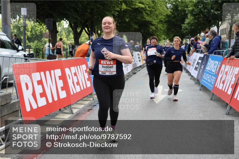 14.06.2026 - REWE Women's Run Strokosch-Dieckow http://msf.ph/oto/9787592 14.06.2026 10:17:54 Ziel 10316, 10615, 10877 meine-sportfotos.de