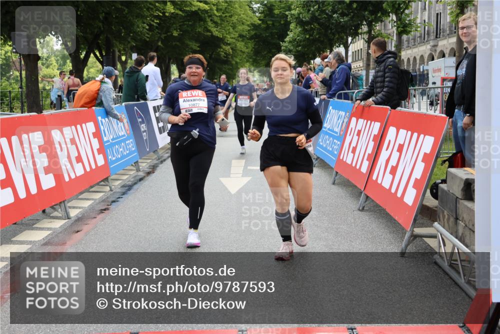 14.06.2026 - REWE Women's Run Strokosch-Dieckow http://msf.ph/oto/9787593 14.06.2026 10:17:56 Ziel 10316, 10615, 10797, 10807, 10877 meine-sportfotos.de