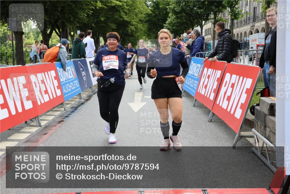 14.06.2026 - REWE Women's Run Strokosch-Dieckow http://msf.ph/oto/9787594 14.06.2026 10:17:56 Ziel 10316, 10615, 10797, 10807, 10877 meine-sportfotos.de
