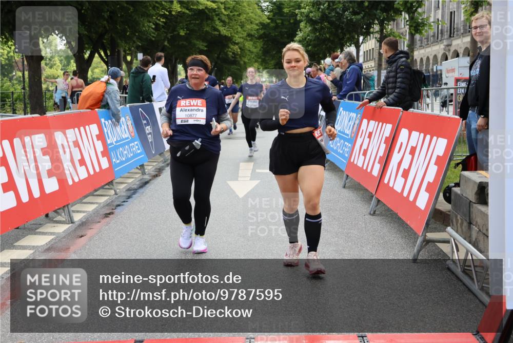 14.06.2026 - REWE Women's Run Strokosch-Dieckow http://msf.ph/oto/9787595 14.06.2026 10:17:56 Ziel 10316, 10615, 10797, 10807, 10877 meine-sportfotos.de