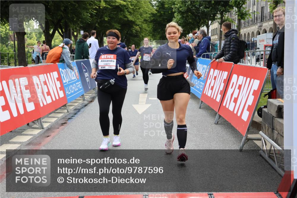 14.06.2026 - REWE Women's Run Strokosch-Dieckow http://msf.ph/oto/9787596 14.06.2026 10:17:56 Ziel 10316, 10615, 10797, 10807, 10877 meine-sportfotos.de