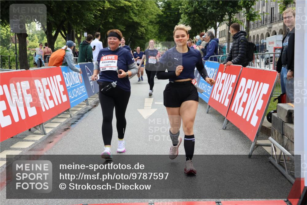 14.06.2026 - REWE Women's Run Strokosch-Dieckow http://msf.ph/oto/9787597 14.06.2026 10:17:56 Ziel 10316, 10615, 10797, 10807, 10877 meine-sportfotos.de