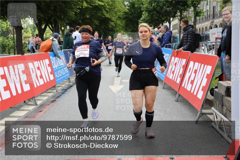 14.06.2026 - REWE Women's Run Strokosch-Dieckow http://msf.ph/oto/9787599 14.06.2026 10:17:56 Ziel 10316, 10615, 10797, 10807, 10877 meine-sportfotos.de