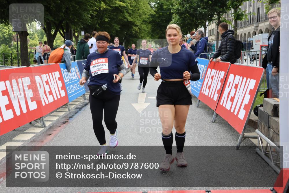 14.06.2026 - REWE Women's Run Strokosch-Dieckow http://msf.ph/oto/9787600 14.06.2026 10:17:56 Ziel 10316, 10615, 10797, 10807, 10877 meine-sportfotos.de