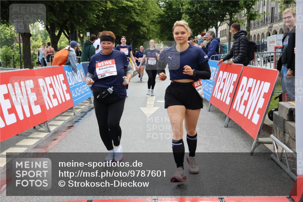 14.06.2026 - REWE Women's Run Strokosch-Dieckow http://msf.ph/oto/9787601 14.06.2026 10:17:56 Ziel 10316, 10615, 10797, 10807, 10877 meine-sportfotos.de