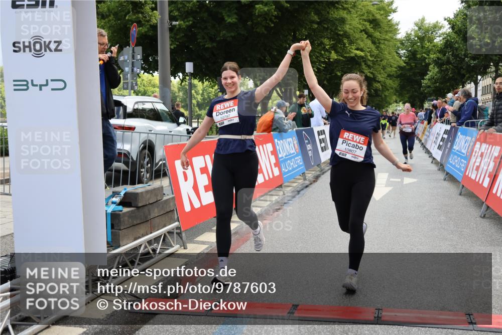 14.06.2026 - REWE Women's Run Strokosch-Dieckow http://msf.ph/oto/9787603 14.06.2026 10:18:00 Ziel 10316, 10456, 10615, 10797, 10807, 10877, 10941 meine-sportfotos.de