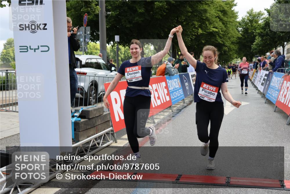 14.06.2026 - REWE Women's Run Strokosch-Dieckow http://msf.ph/oto/9787605 14.06.2026 10:18:00 Ziel 10316, 10456, 10615, 10797, 10807, 10877, 10941 meine-sportfotos.de