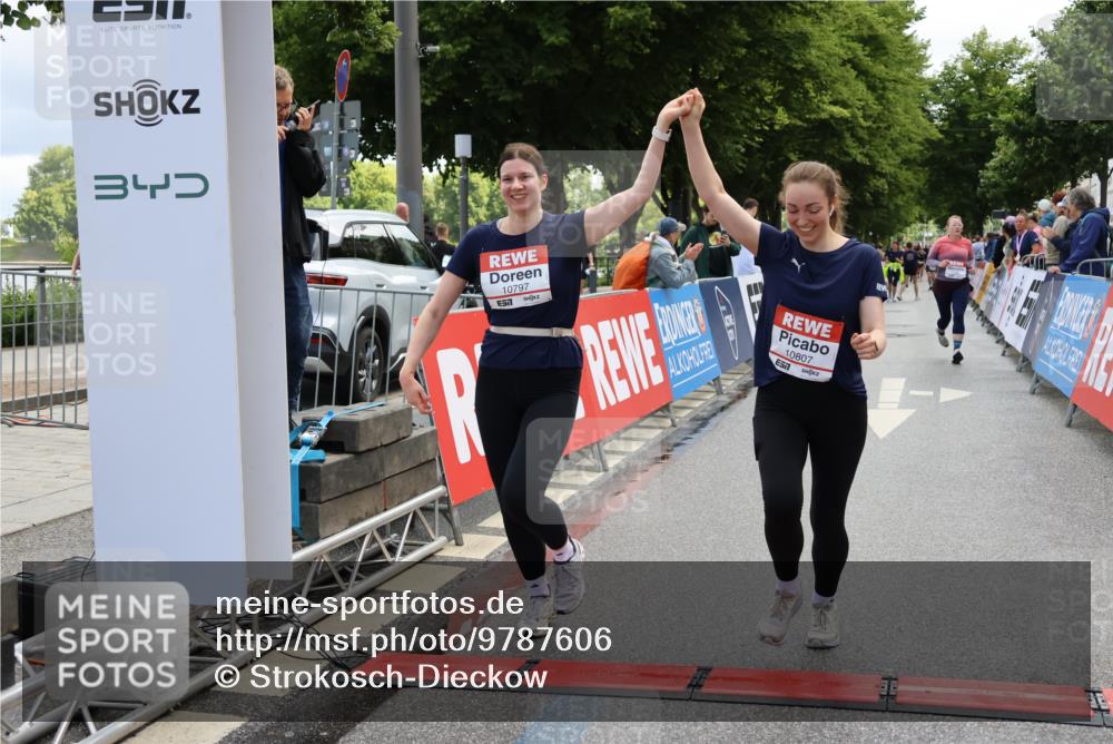 14.06.2026 - REWE Women's Run Strokosch-Dieckow http://msf.ph/oto/9787606 14.06.2026 10:18:00 Ziel 10316, 10456, 10615, 10797, 10807, 10877, 10941 meine-sportfotos.de