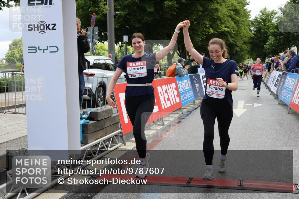 14.06.2026 - REWE Women's Run Strokosch-Dieckow http://msf.ph/oto/9787607 14.06.2026 10:18:00 Ziel 10316, 10456, 10615, 10797, 10807, 10877, 10941 meine-sportfotos.de