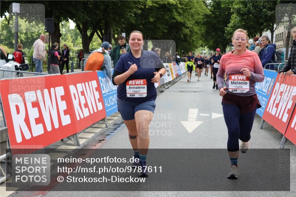 14.06.2026 - REWE Women's Run Strokosch-Dieckow http://msf.ph/oto/9787611 14.06.2026 10:18:03 Ziel 10316, 10456, 10797, 10807, 10877, 10941 meine-sportfotos.de