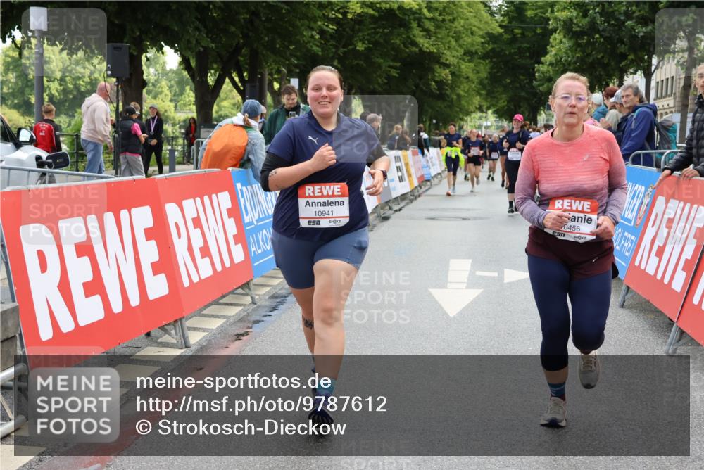 14.06.2026 - REWE Women's Run Strokosch-Dieckow http://msf.ph/oto/9787612 14.06.2026 10:18:03 Ziel 10316, 10456, 10797, 10807, 10877, 10941 meine-sportfotos.de