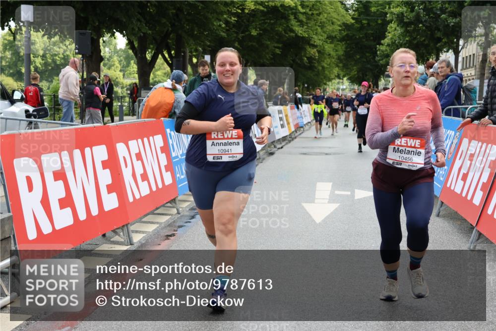 14.06.2026 - REWE Women's Run Strokosch-Dieckow http://msf.ph/oto/9787613 14.06.2026 10:18:03 Ziel 10316, 10456, 10797, 10807, 10877, 10941 meine-sportfotos.de