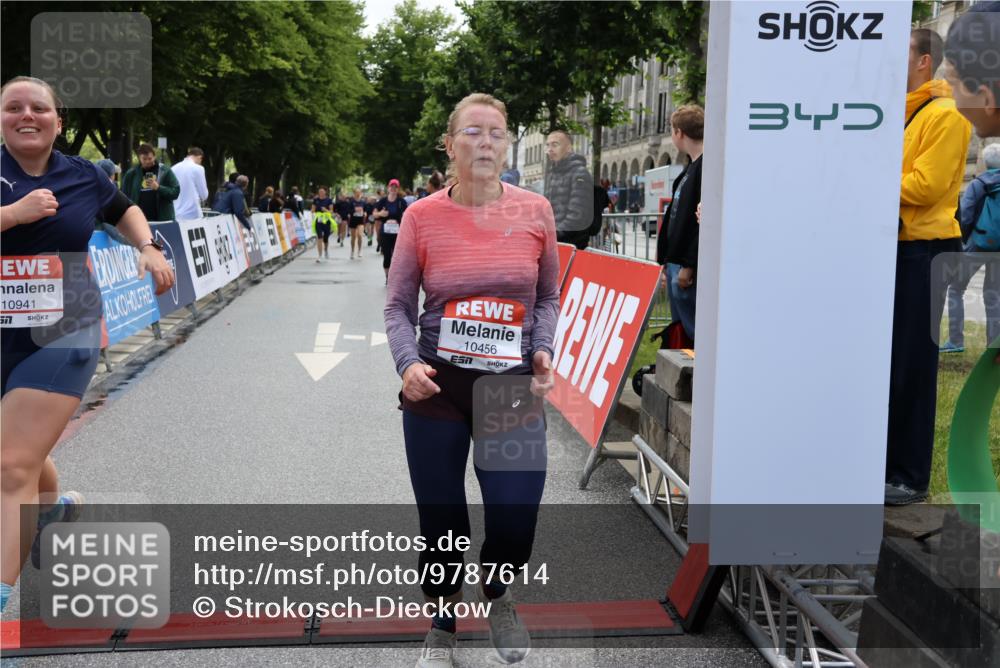 14.06.2026 - REWE Women's Run Strokosch-Dieckow http://msf.ph/oto/9787614 14.06.2026 10:18:04 Ziel 10316, 10456, 10797, 10807, 10877, 10941 meine-sportfotos.de