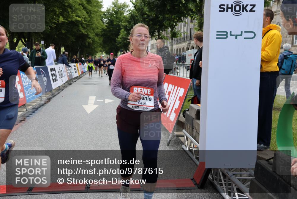 14.06.2026 - REWE Women's Run Strokosch-Dieckow http://msf.ph/oto/9787615 14.06.2026 10:18:04 Ziel 10316, 10456, 10797, 10807, 10877, 10941 meine-sportfotos.de
