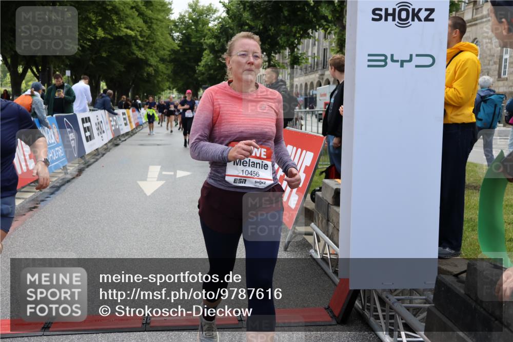 14.06.2026 - REWE Women's Run Strokosch-Dieckow http://msf.ph/oto/9787616 14.06.2026 10:18:04 Ziel 10316, 10456, 10797, 10807, 10877, 10941 meine-sportfotos.de