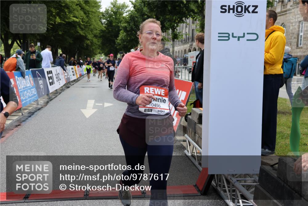 14.06.2026 - REWE Women's Run Strokosch-Dieckow http://msf.ph/oto/9787617 14.06.2026 10:18:04 Ziel 10316, 10456, 10797, 10807, 10877, 10941 meine-sportfotos.de