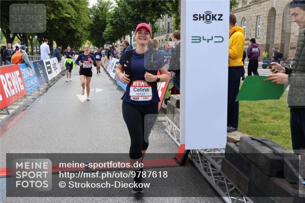 14.06.2026 - REWE Women's Run Strokosch-Dieckow http://msf.ph/oto/9787618 14.06.2026 10:18:10 Ziel 10157, 10456, 10941, 11449 meine-sportfotos.de