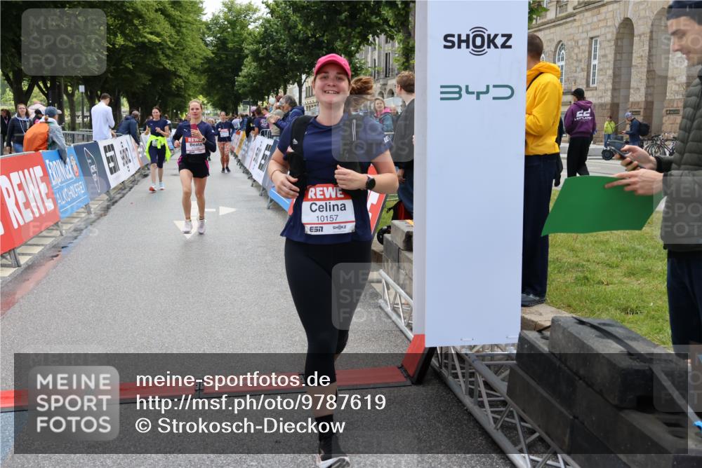 14.06.2026 - REWE Women's Run Strokosch-Dieckow http://msf.ph/oto/9787619 14.06.2026 10:18:10 Ziel 10157, 10456, 10941, 11449 meine-sportfotos.de