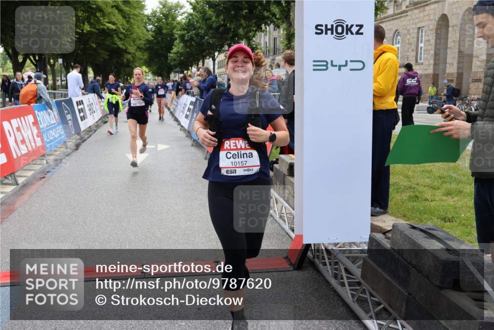 14.06.2026 - REWE Women's Run Strokosch-Dieckow http://msf.ph/oto/9787620 14.06.2026 10:18:10 Ziel 10157, 10456, 10941, 11449 meine-sportfotos.de