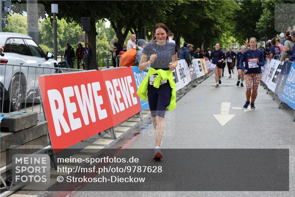 14.06.2026 - REWE Women's Run Strokosch-Dieckow http://msf.ph/oto/9787628 14.06.2026 10:18:15 Ziel 10157, 10515, 11189, 11449 meine-sportfotos.de