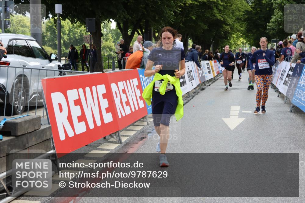 14.06.2026 - REWE Women's Run Strokosch-Dieckow http://msf.ph/oto/9787629 14.06.2026 10:18:15 Ziel 10157, 10515, 11189, 11449 meine-sportfotos.de